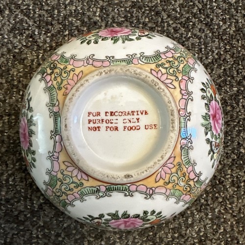 Chinese Porcelain Bowl decorated in the Famille Rose Medallion style - Picture 3 of 3