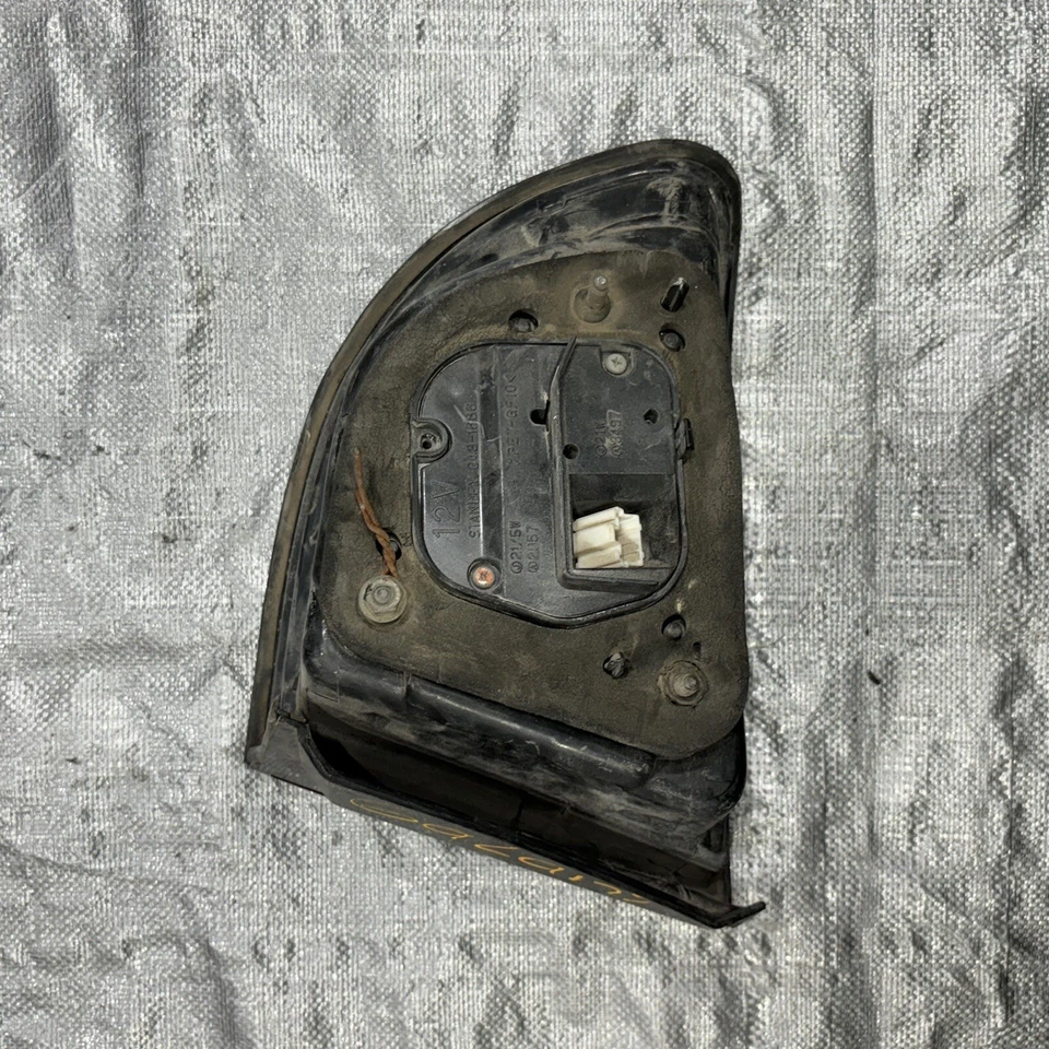 Luz trasera izquierda lado del conductor Mitsubishi Galant 1997-1998 OEM Foto 3 de 4