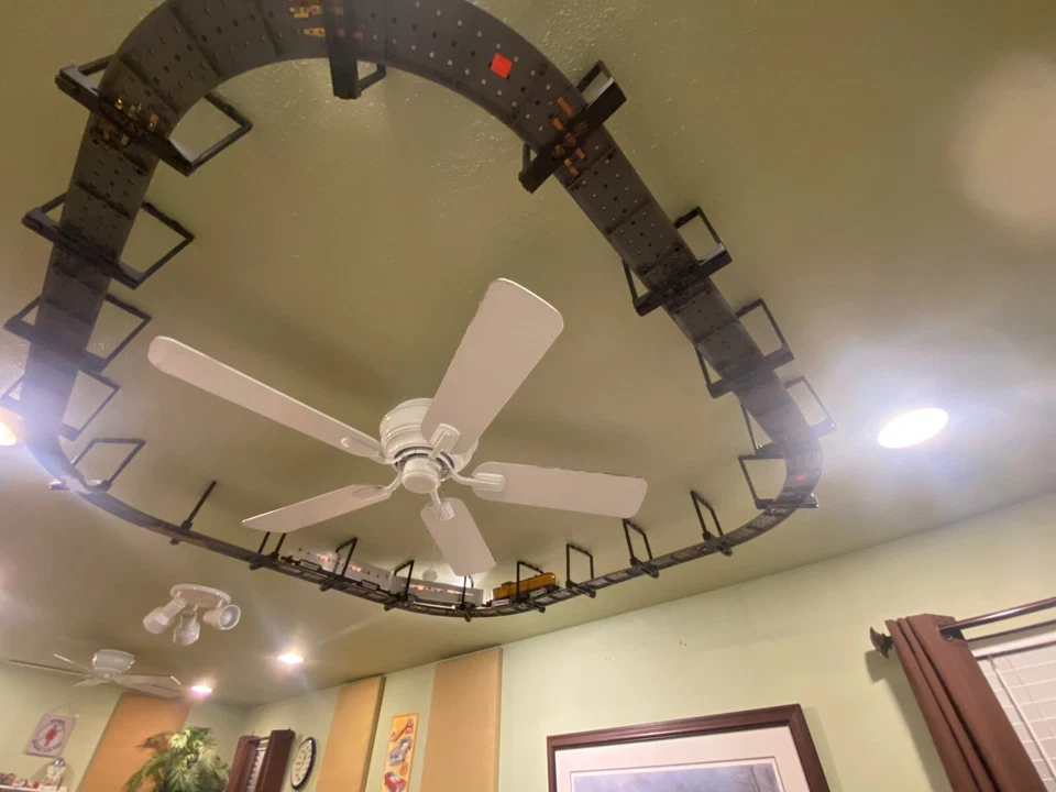 Model trains O scale ceiling hangers - Image 2 of 4