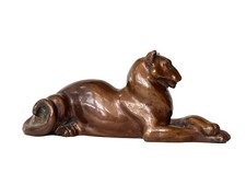 Statue ancienne en bronze couchée reposant lionne panthère unique en son genre