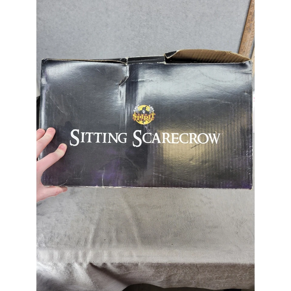 Espantalho sentado Spirit Halloween animado decoração de Halloween som em movimento - Imagem 2 de 4