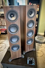 KEF - Q550 5.25" Floorstanding Speakers (Pair) - Walnut - WITH MAGNETIC GRILLES