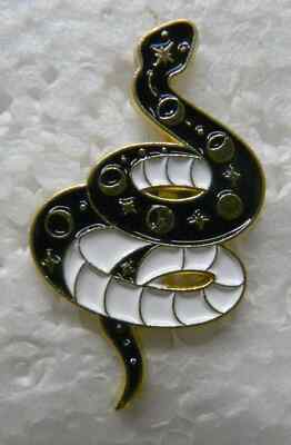 Schlange Pin Anstecker. Schwarz-weißes Design. Spiraladdierer Cobra Metall. Emaille