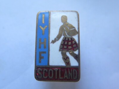 INTERNATIONAL YOUTH HOSTELS FEDERATION SCOTLAND MEMBERS ENAMEL BADGE c1960s