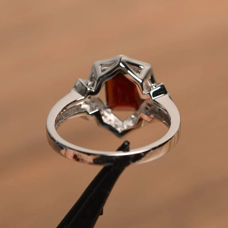 Anillo de compromiso Art Deco de plata enchapado en oro blanco granate natural corte esmeralda Foto 4 de 4