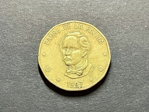 Dominican Republic 🇩🇴 1 peso • 1997 KM#80.2 - 25mm - We Combine Shipping!