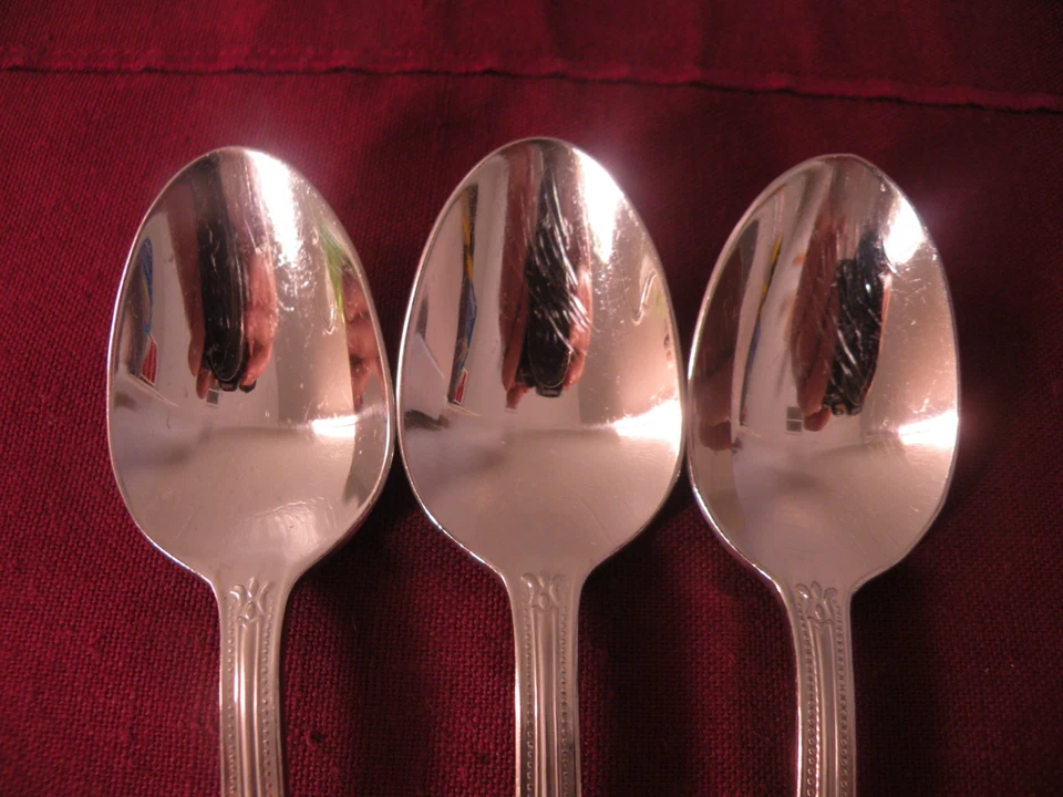 Juego de 3 cucharaditas de cubiertos de acero inoxidable Hampton Lauren 18/10 6 3/8" D Foto 2 de 4