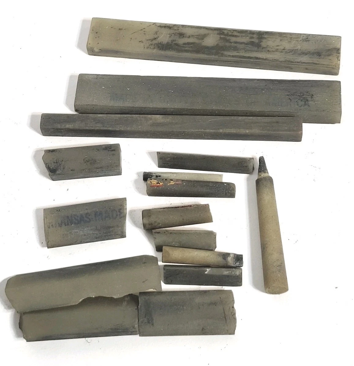 VTG Lot Of Sharpening & Honing Stones 3 Whole & 13 Pieces, Flat & Round 3/4"-3½"
Opens in a new wind