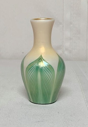 KEW BLAS, MINIATURE GREEN FEATHER PULL BUD VASE, QUITE RARE, BEAUTIFUL~~~ - Picture 3 of 7
