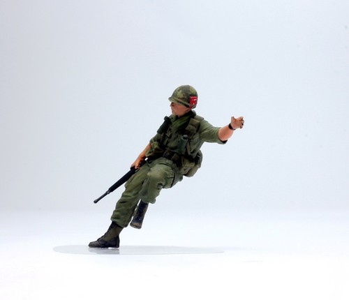 (Pre-Order) Set 02 US Soldier UH-1 Huey Jumpers Vietnam war 1:35 Pro Built Model - Picture 4 of 13