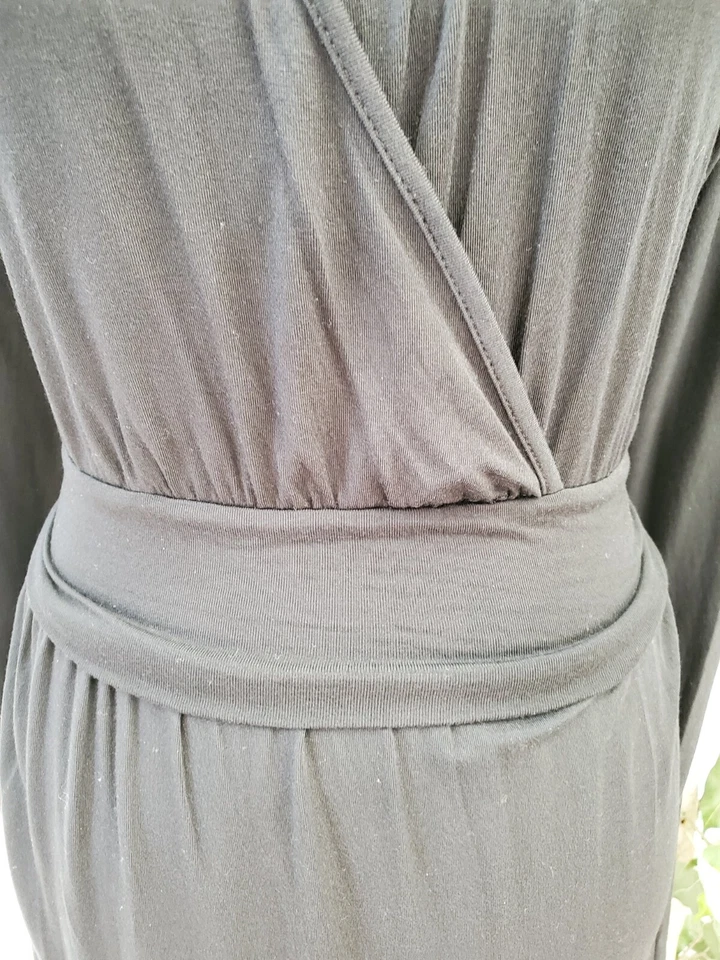 Vestido vaina Tart para mujer negro modal manga larga envolvente cuello en V cintura corbata grande Foto 3 de 4