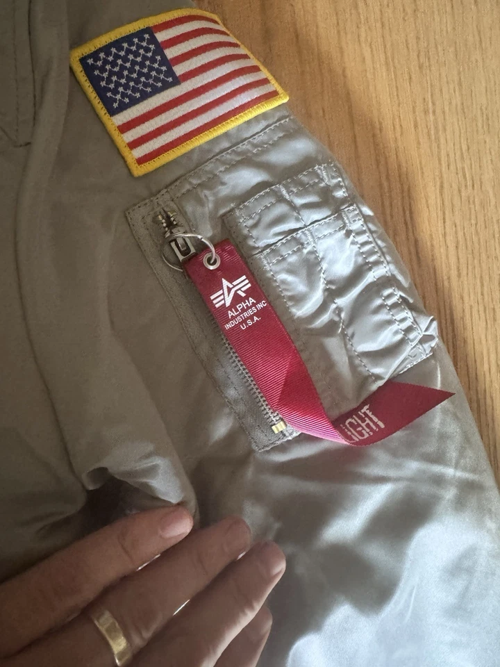 Alpha Industries NASA MA-1 中级传单轰炸机夹克 尺寸 L 银色/红色 — 第 3/4 张图片