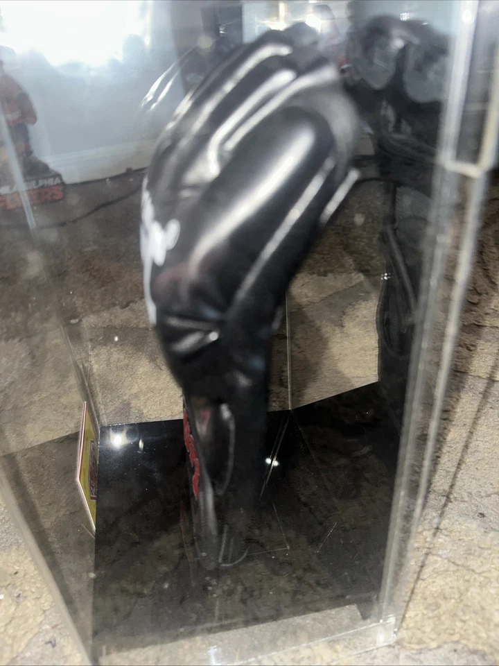 亲笔签名/签名 Conor McGregor UFC MMA 黑色格斗手套带真品证明和盒 — 第 2/4 张图片