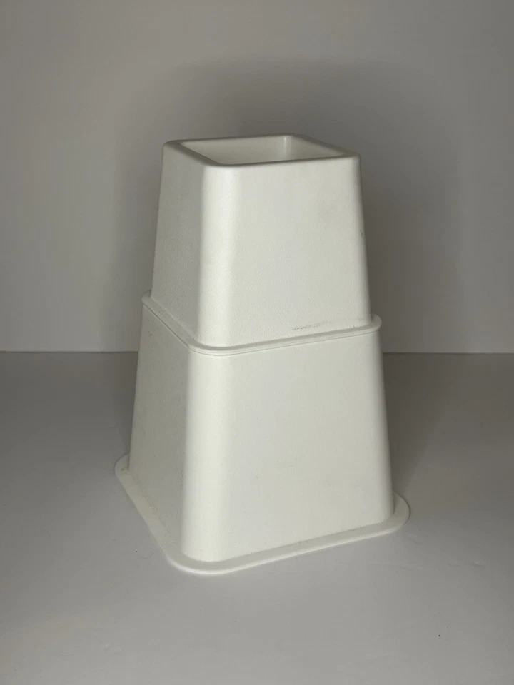 Juego de 8 elevadores de cama de plástico blanco Target para muebles de dormitorio de alta resistencia Foto 3 de 4