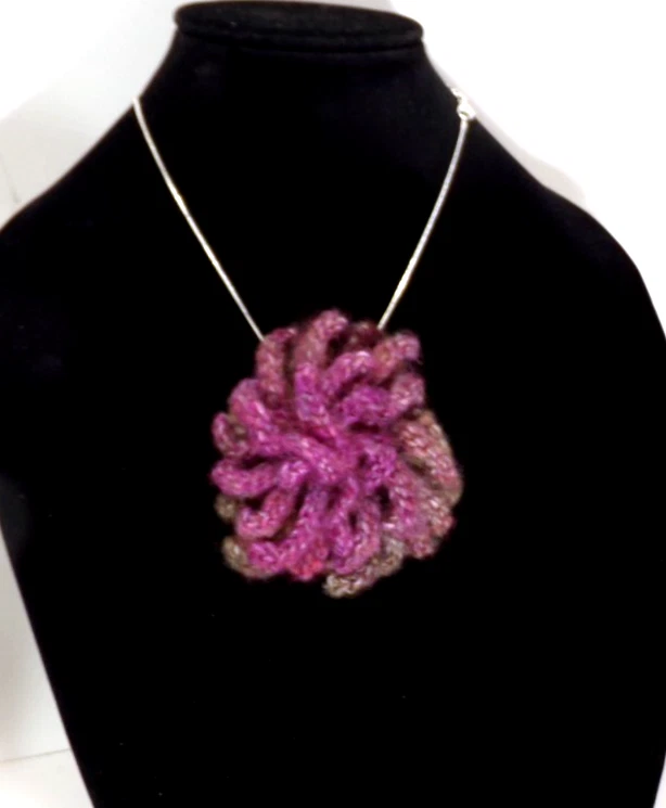 COLLAR HECHO A MANO GANCHILLO 3.5" FLOR/PLATA PLACA 18" CY96 CL88CR J88CR Foto 2 de 4