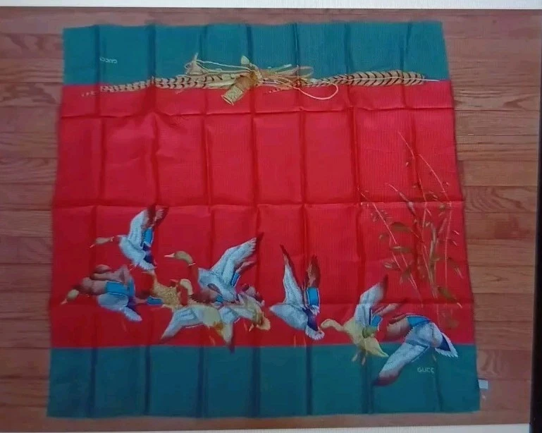 Foulard vintage Gucci signé 2 fois canards en vol rouge vert 33