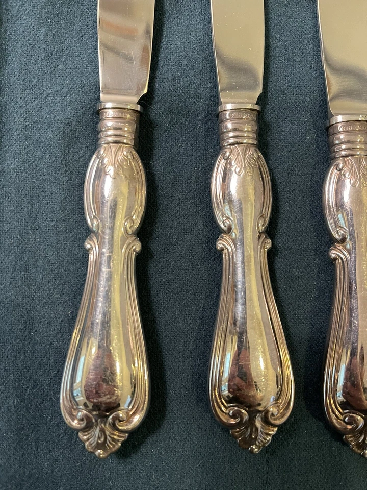 Hallbergs Guldsmeds Ab, Suecia. Juego de cuatro (4) cuchillos de almuerzo "Olga" en plata B Foto 3 de 4