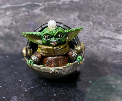 Gremlin Grogu Actionfigur Mohawk Streifen Baby Yoda Mashup Mogwai in Schwebekapsel