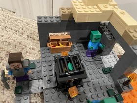 Lego Minecraft The Iron Golem 21123, The Dungeon 21119 , And The Cave 21113 LOT 