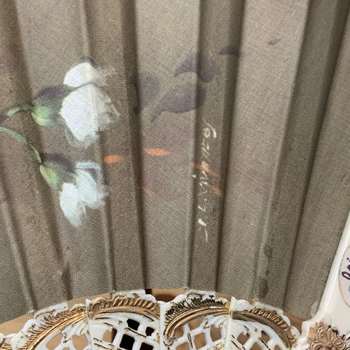Ventaglio pieghevole vintage Spagna seta tenuto a mano dipinto a mano firmato decorazione celluloide con copertina - Foto 10 di 24
