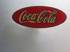 Pin: COCA COLA klassischer, ovaler Bar-Pin mit Schriftzug aus Sammlungsaufl&ouml;sung