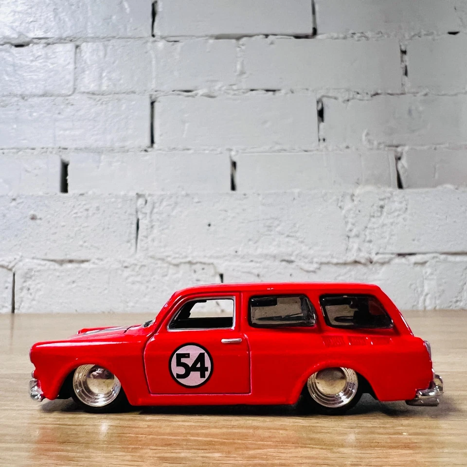 Maisto All Stars 1967 Volkswagen VW 1600 Squareback Red Real Riders 1:64 - Image 3 of 4