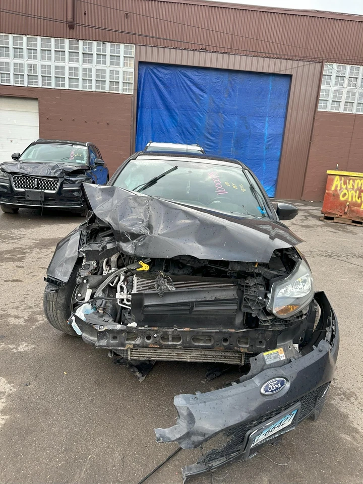 Compresor de aire acondicionado usado se adapta a: Ford Focus 2013 gasolina con turbo VIN 9 octavo dígito a través Foto 2 de 4