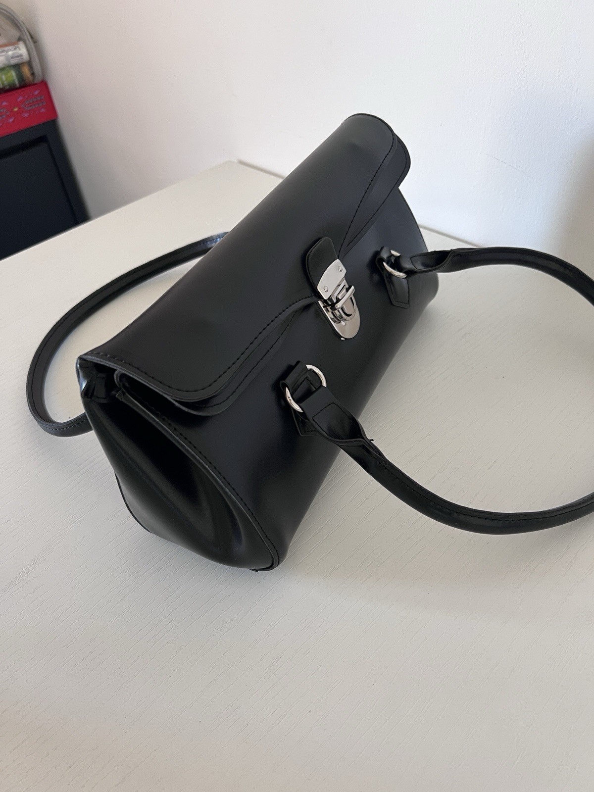 Borsa a spalla baguette donna in pelle nera doppio manico chiusura girello
