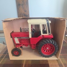 Ertl International 1586 Tractor with Cab 1/16 463 Made In the USA
