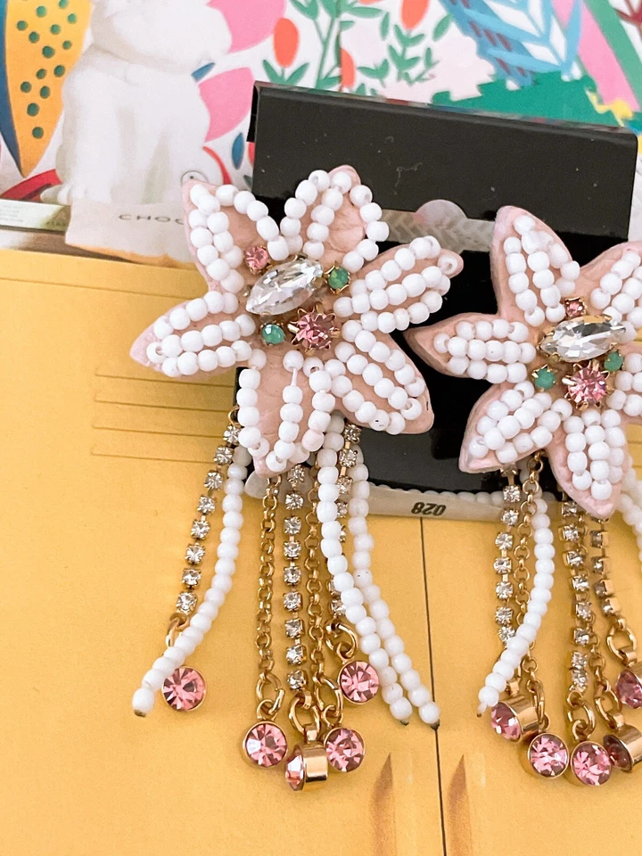 Aretes con flecos florales Rebecca Minkoff Calla, cuentas de cuero y vidrio, nuevos con etiquetas $78 Foto 4 de 4