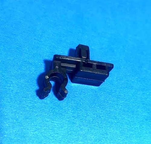 Hood prop rod clip Fits Isuzu Trooper TFR Holden Rodeo Vauxhall Brava Chevrolet - Picture 2 of 2