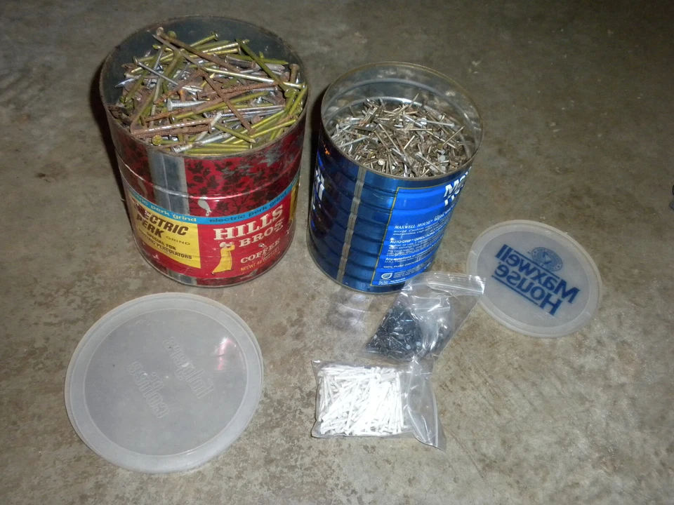 BIG ONE DOBLADO-OXIDADO PARA ARTE Lote De Colección De 2 Latas De Café Llenas De Uñas 29 Libras Foto 3 de 4