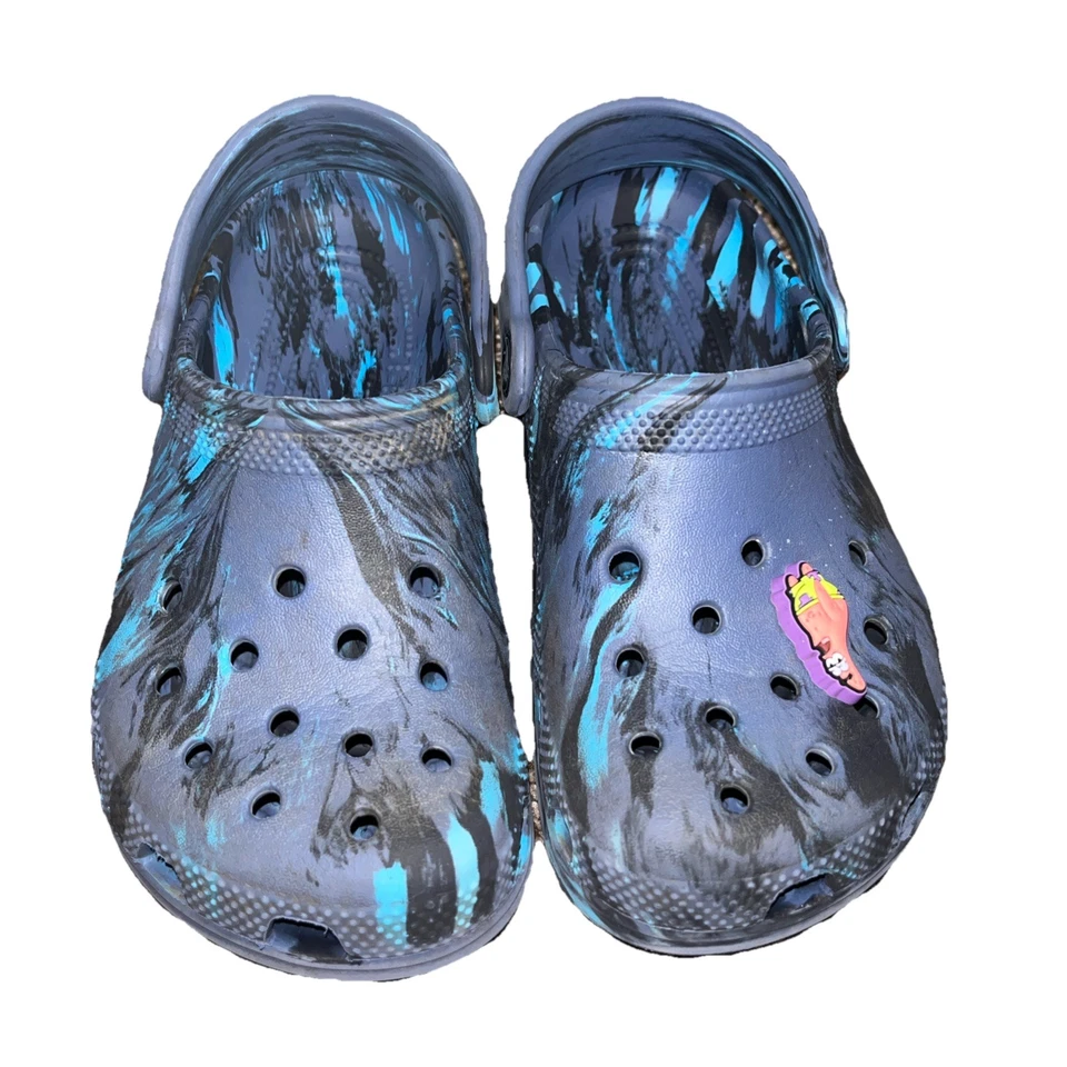 Zuecos clásicos Crocs niños talla J1 azul estampado camuflaje punta cerrada correa para el tobillo Jibbitz Foto 4 de 4