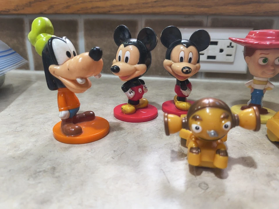 Vintage KELLOGGS BOBBLE HEADS Toy Lot Of 6 Collectible Toys And 2 Other Toys  - Image 3 of 4