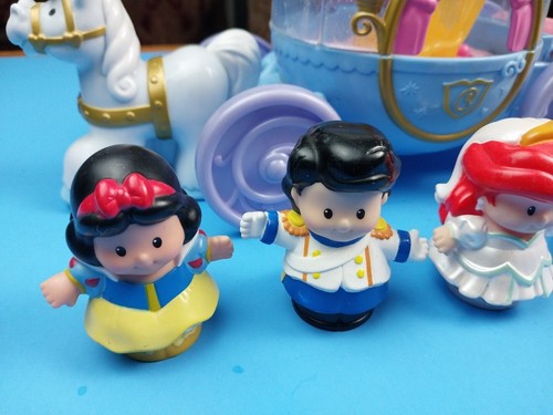 Fisher Price Little People Principessa Cenerentola carrozza musicale e cavallo + 5 bambole - Foto 2 di 6