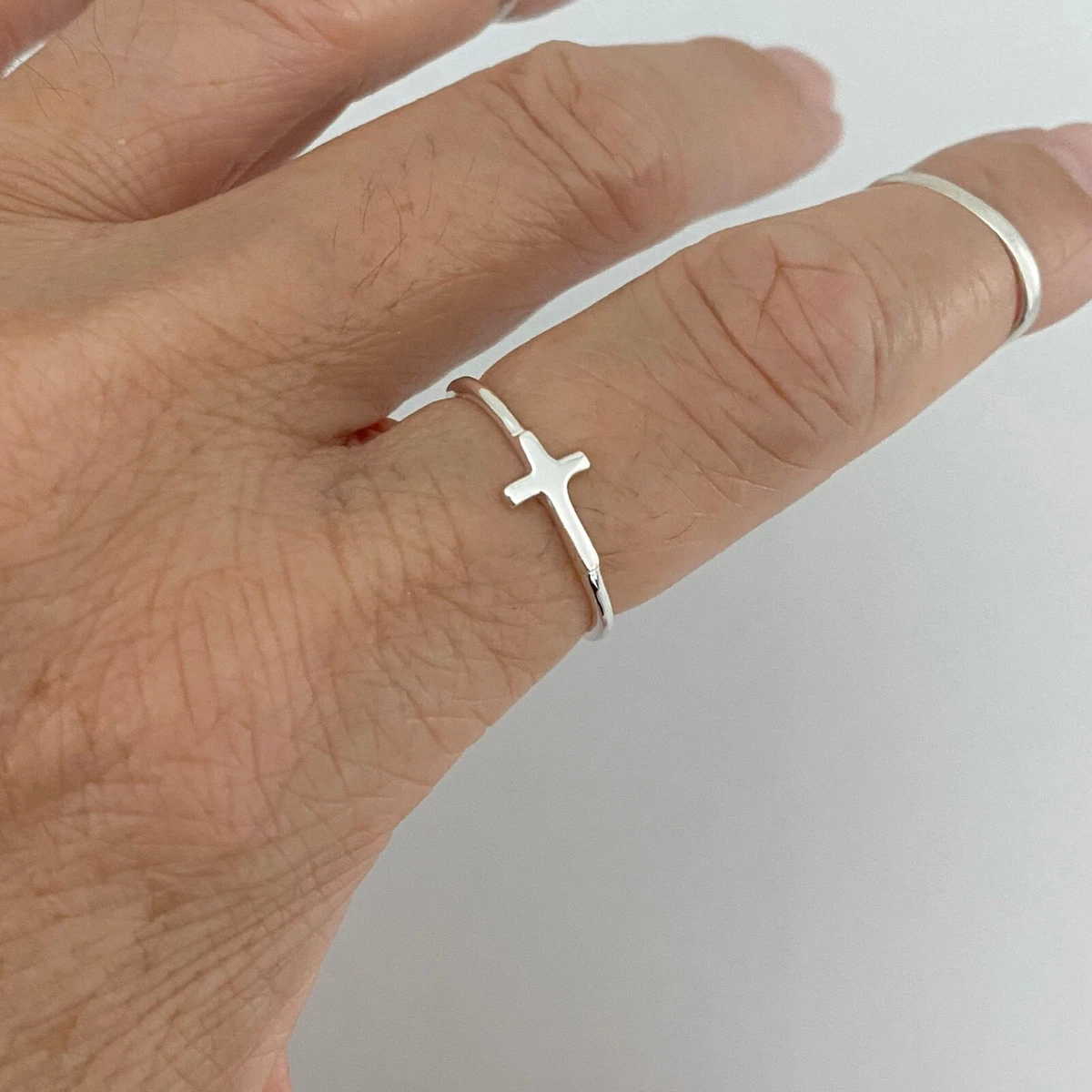 Dainty cross ring outlet