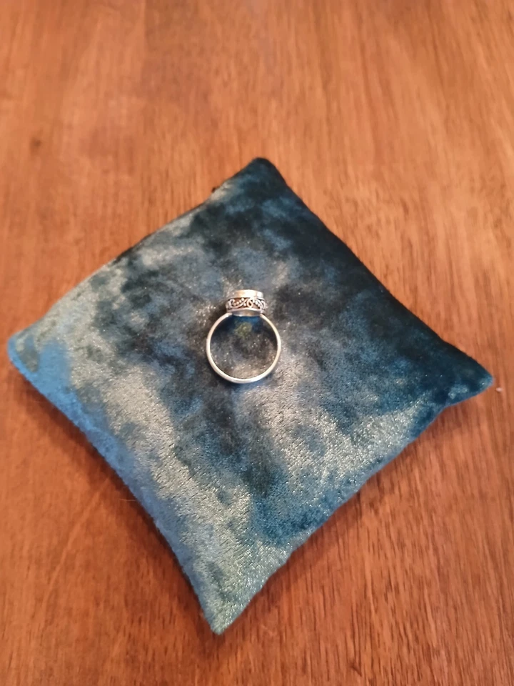 925 Sterling Silver Peridot Ring - Size 7.5 - Image 2 of 3