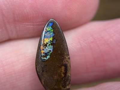 Boulder Opal poliert 6,3 ct mit Feuer