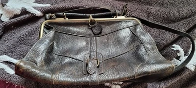 Sac à main ancien en cuir noir – Fermoir métal – 20x30cm - usure du temps- - Photo 1/4