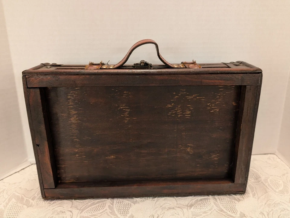 Baúl decorativo de cuero sintético y madera patrón de cocodrilo y detalle de correa Foto 3 de 4