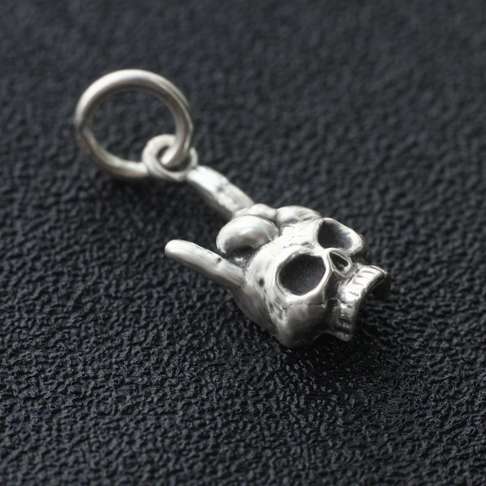 Berloque pingente de crânio de mão com chifres de metal pesado em colar de prata esterlina 925 - Imagem 4 de 4