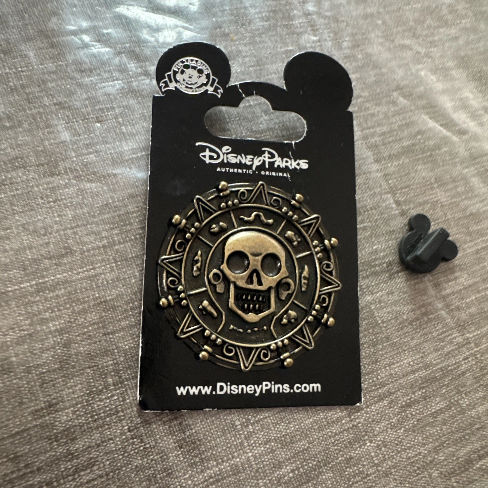 2008 DISNEY PIRATES OF THE CARIBBEAN GOLD COIN SKULL MEDALLION PIN Trading