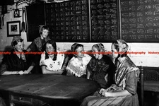 F018035 Girls chatting Unspecified location 1930s WW2