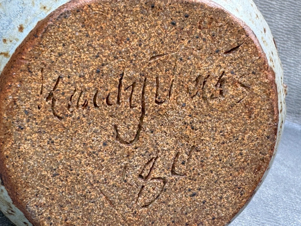 Vaso de cerâmica floral assinado Johns (ilegível) 1984 cinza azul marrom bronzeado abstrato - Imagem 3 de 4