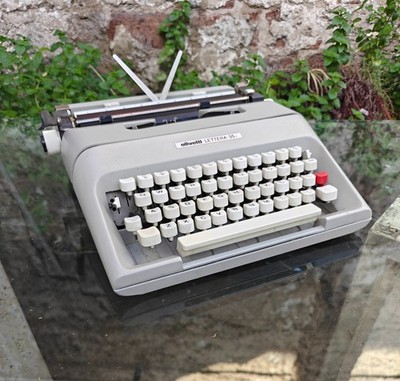 OLIVETTI LETTERA 35l TYPEWRITER. PICA FONT. 10 cpi. MADE IN MEXICO 1980s.
