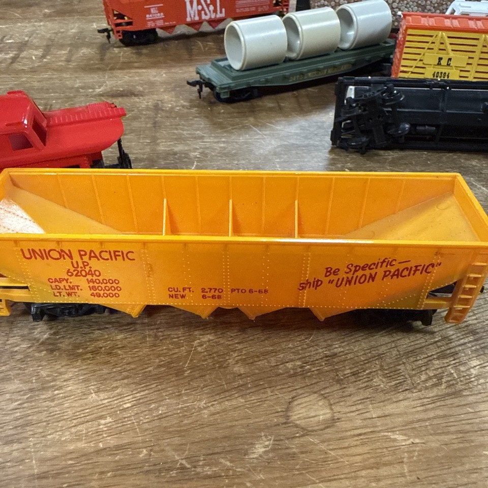 HO Scale Vintage Lot of 12 Train Cars And 2 Engines Assorted Brands ...