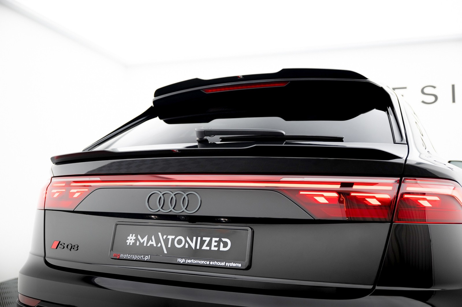 Spoiler cap Maxton pour Audi Q8 S-line et SQ8 Mk1 Facelift en finition noir brillant