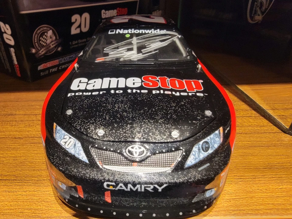 Joey Logano #20 2008 autografiado - GameStop/Kentucky primera victoria - 1/24 Elite  Foto 2 de 4