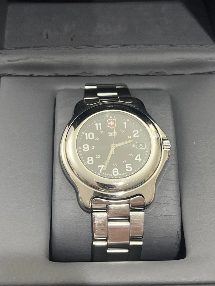 Victorinox SWISS ARMY Officer Men Watch 100 MTR Water Resident W/ New Battery! - Image 2 of 4