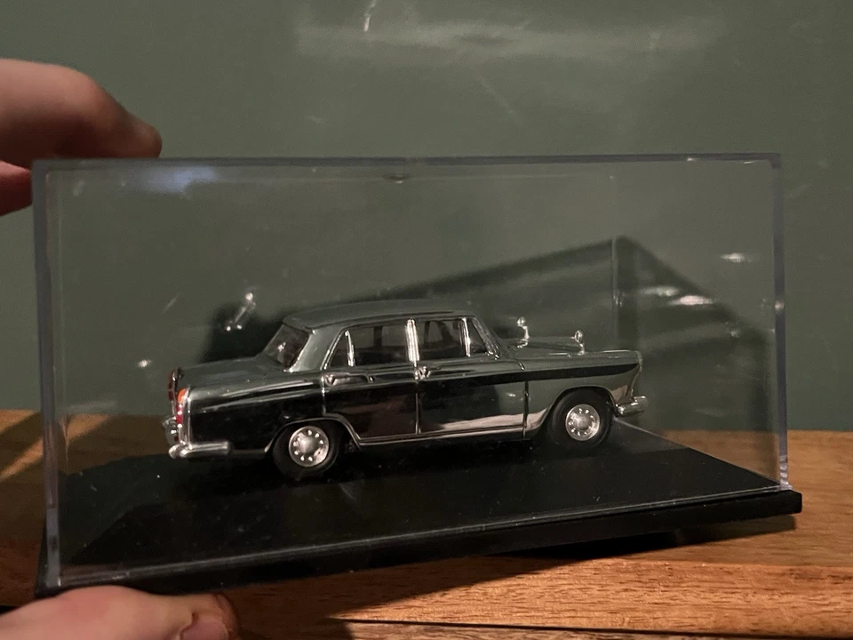 Lledo Vanguards 1:43 Austin A60 Cambridge Chrome Car Model Boxed Ltd Ed. of 500 - Image 3 of 4